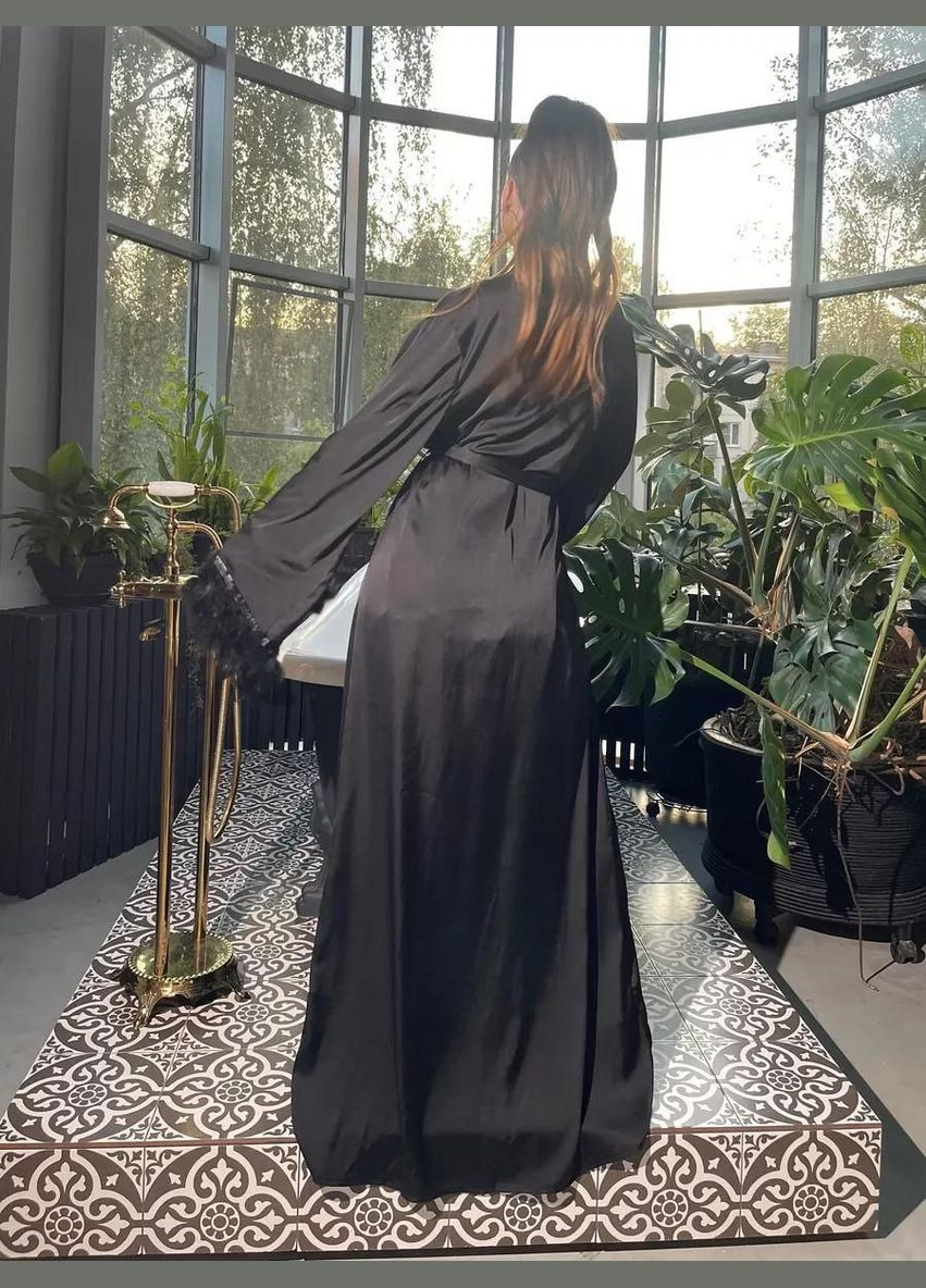 Женский длинный халат атласный просторный Сказочная с декором перьями No Brand Халат довгий з пір`ям Fairytale (339603169)