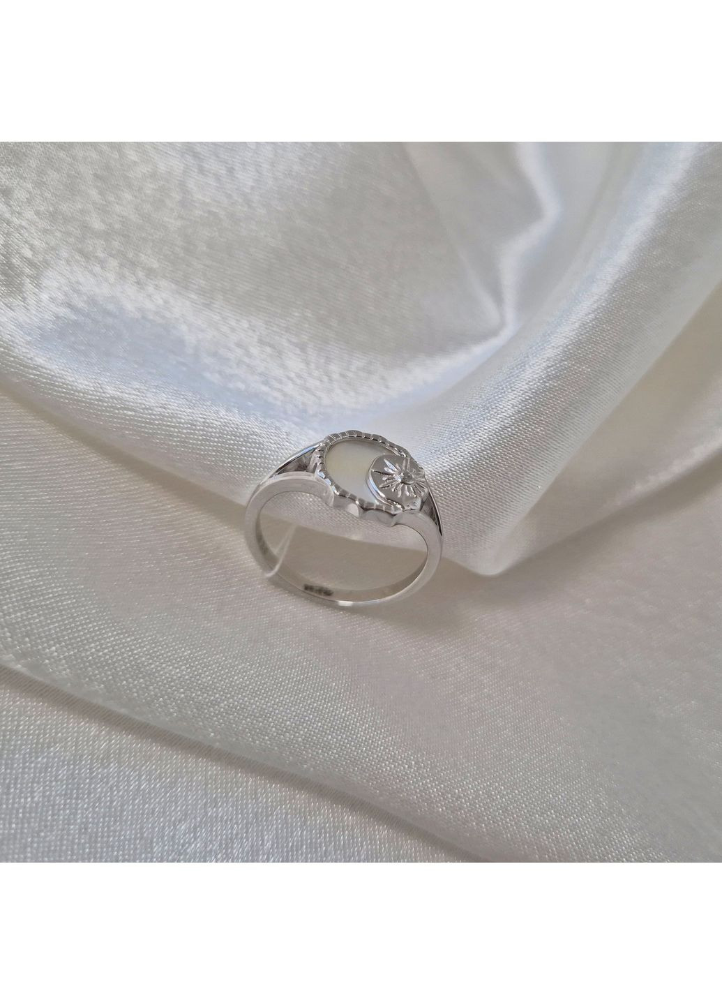 Серебряное кольцо Цветок с Перламутром размер серебро 925 пробы Родированное 6673р 2.77г No Brand (352477385)