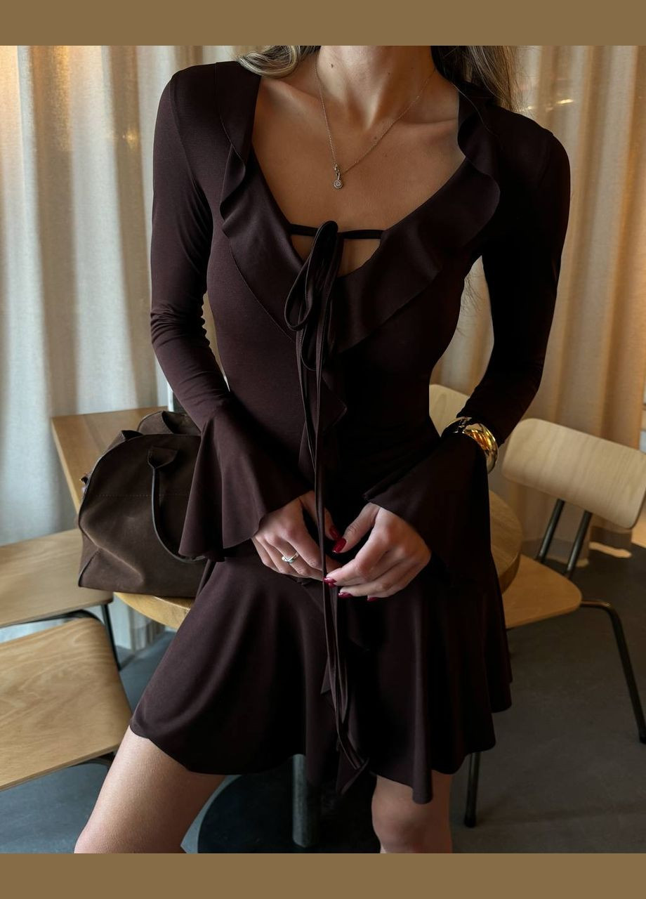 Темно-коричневое коктейльное мини платье с рюшами и завязками MonCher