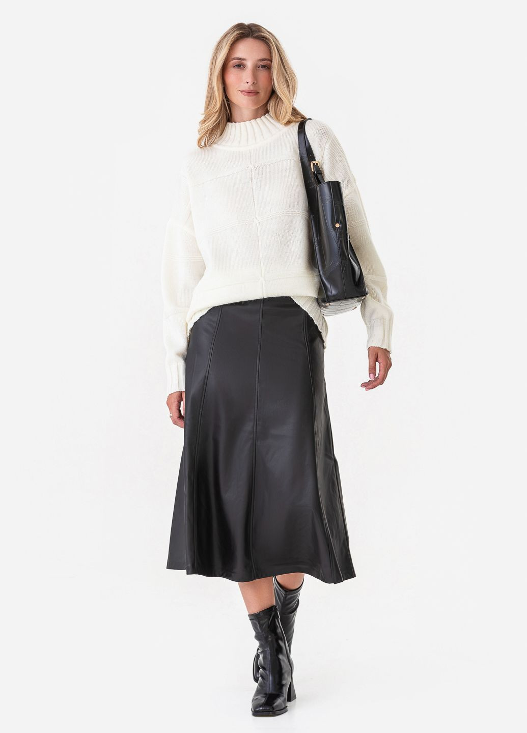 Молочний жіночий светр з геометричним малюнком. SVTR