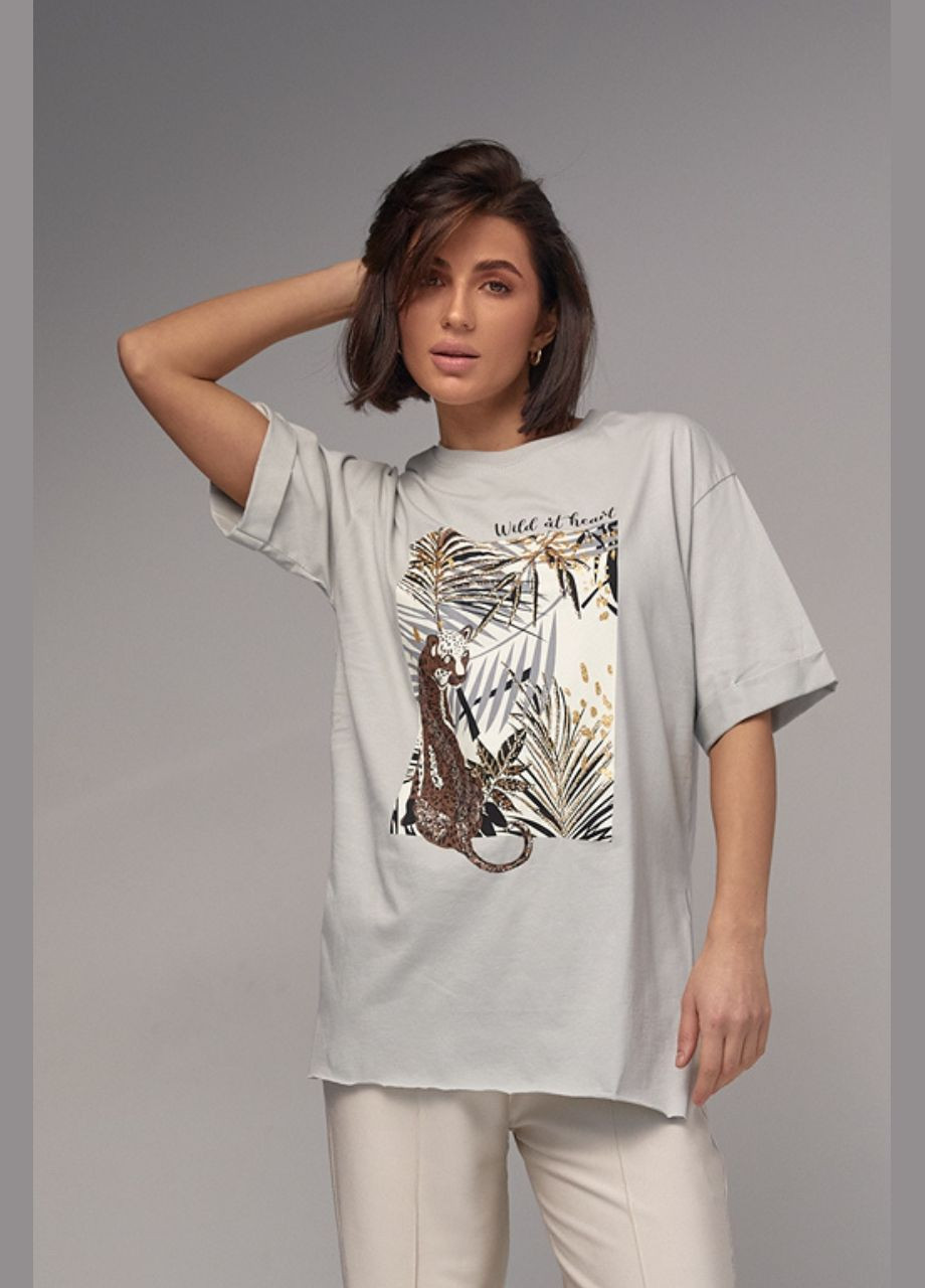 Серая летняя женская футболка с разрезами и ярким принтом - серый Lurex