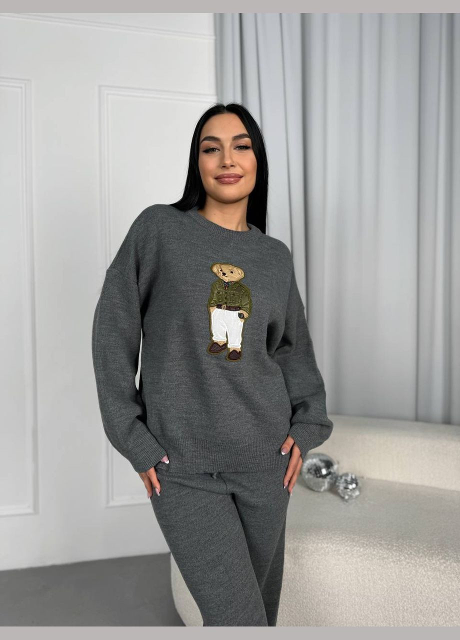 Жіночий теплий в'язаний брючний костюм із ведмедиком в стилі поло темний беж No Brand (315896787)