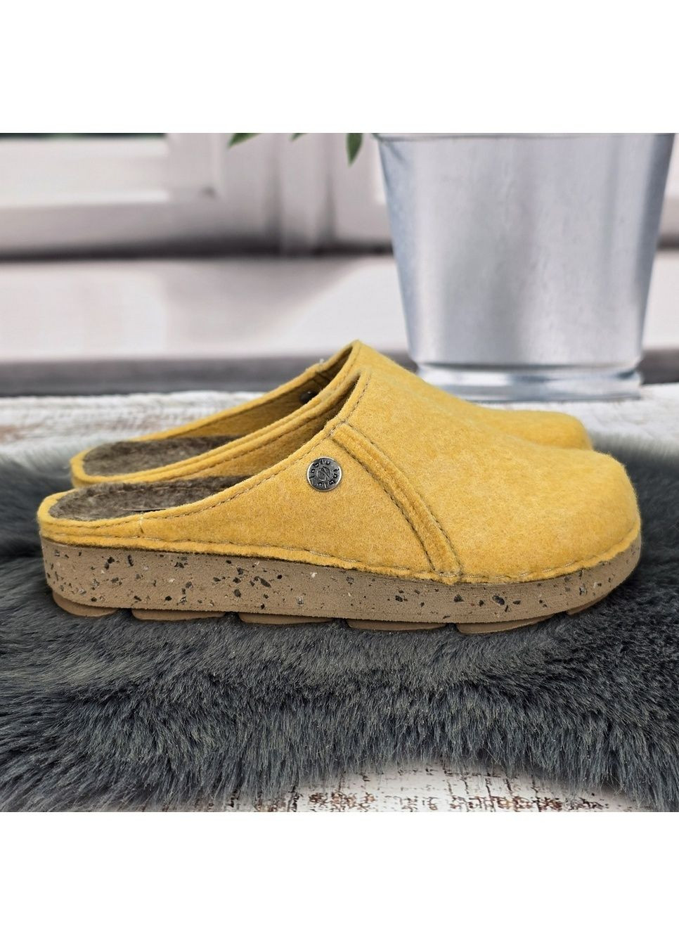 Желтые тапочки домашние женские фетровые на танкетке Inblu