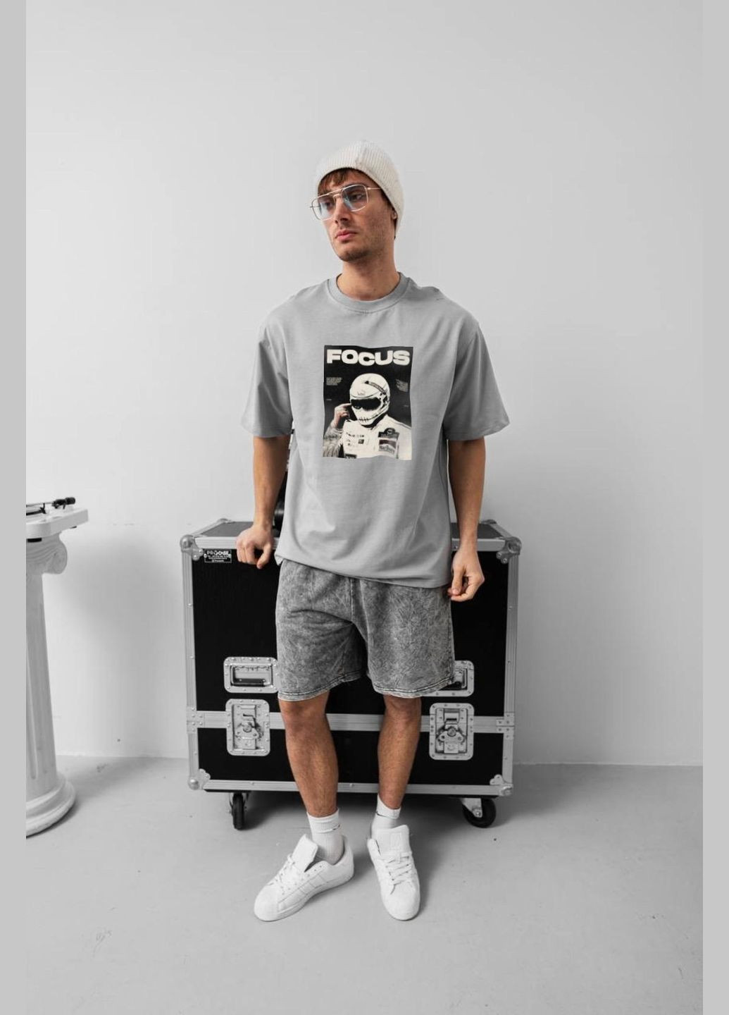 Серая стильная мужская футболка focus оверсайз серая Freedom