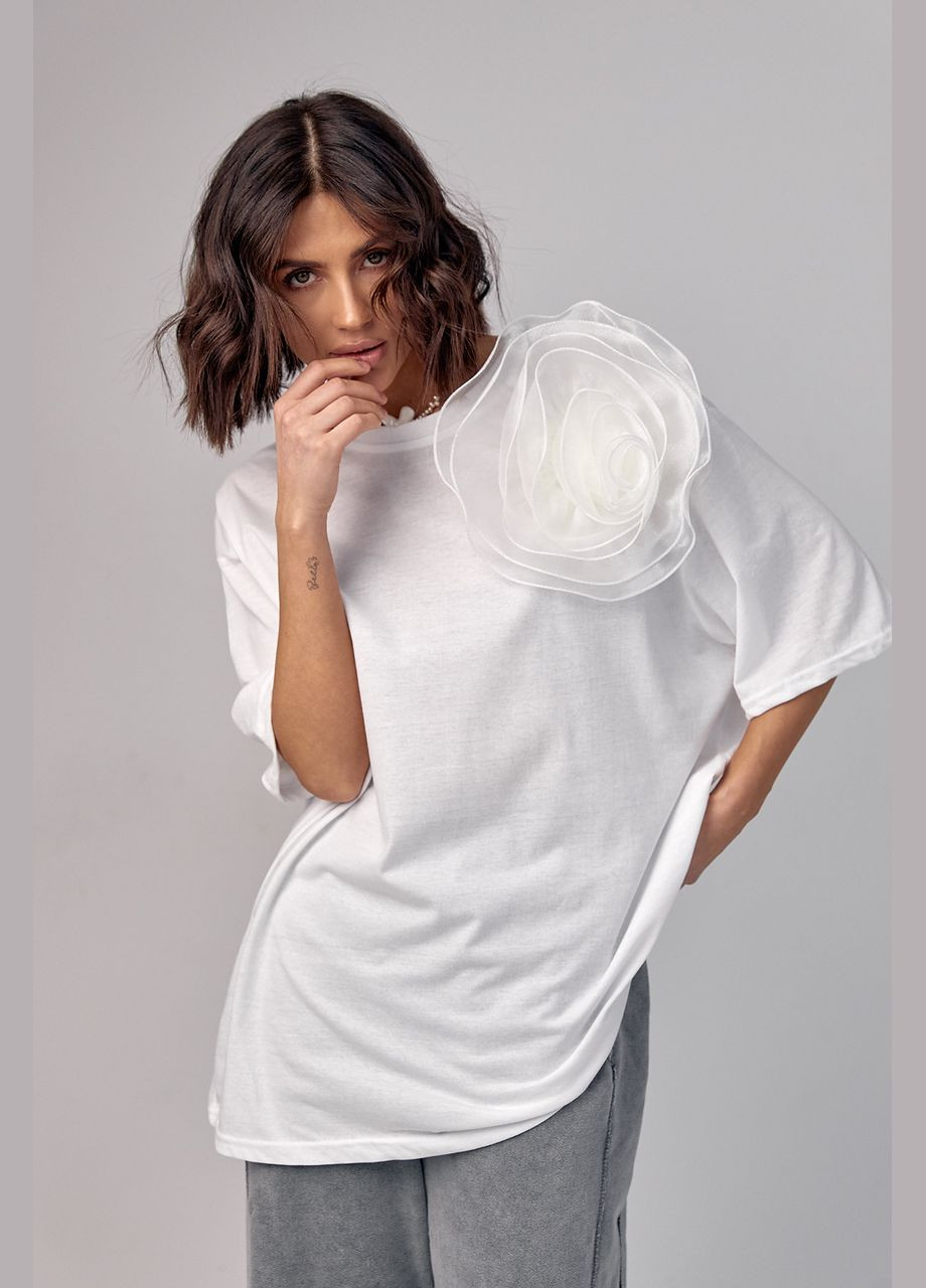 Белая летняя удлиненная футболка oversize с объемным цветком 12378 с коротким рукавом Lurex