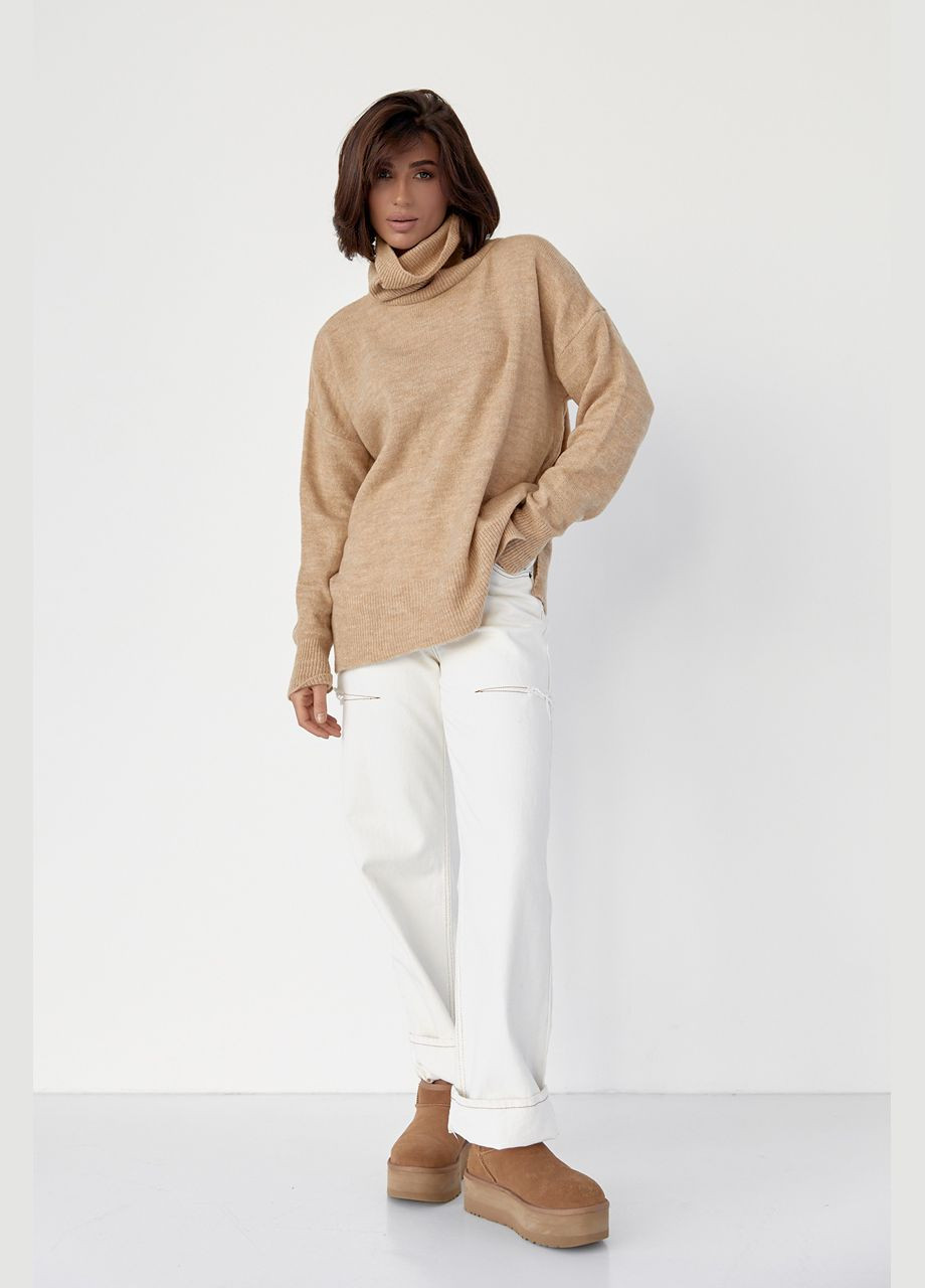 Светло-коричневый демисезонный женский свитер oversize с разрезами по бокам 06010 Lurex