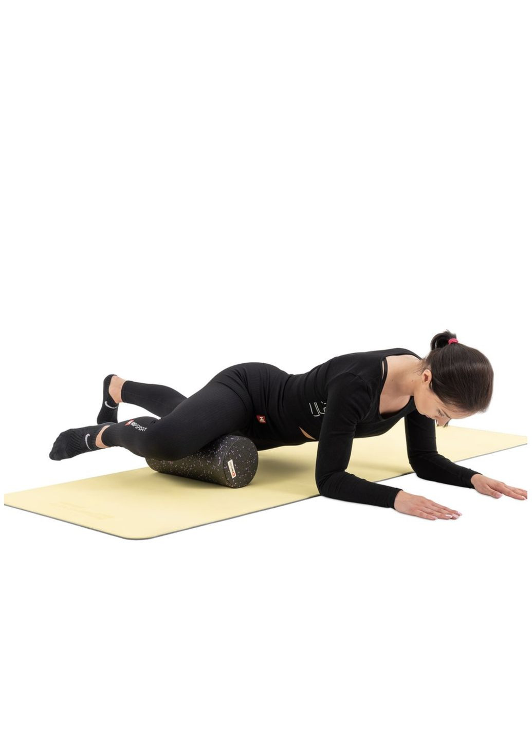 Роллер масажер (валик, ролик) гладкий заповнений HS-P033SYG EPP 33см чорно Hop-Sport (361952989)