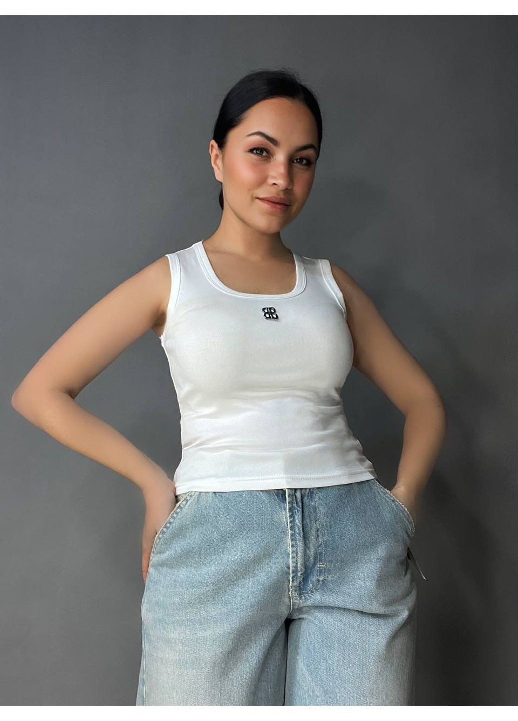 Майка жіноча A-N 25001 з широкими бретелями і металевим значком літери No Brand — 334098206