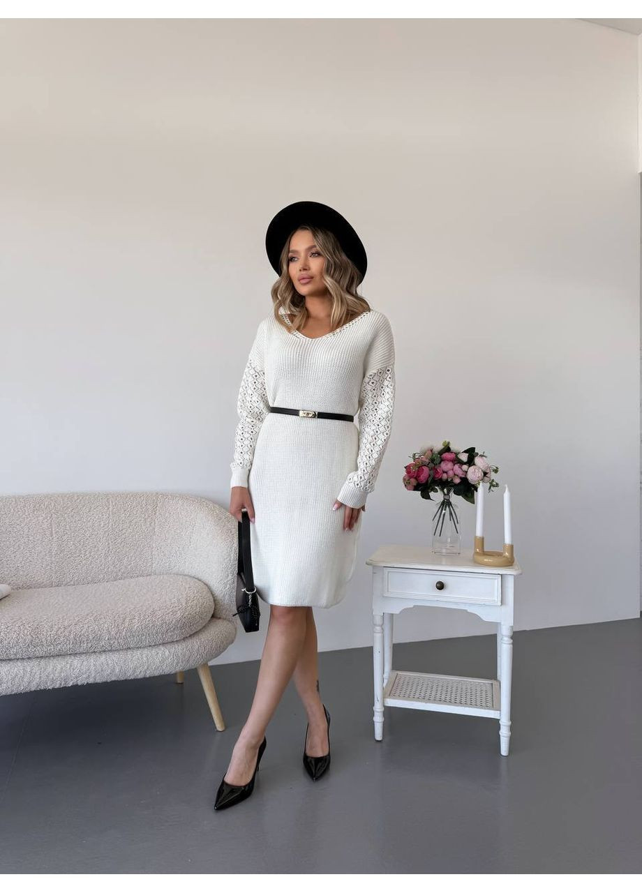 Молочное вязаное платье с ажурными рукавами молочного цвета 35029 платье-свитер No Brand однотонное