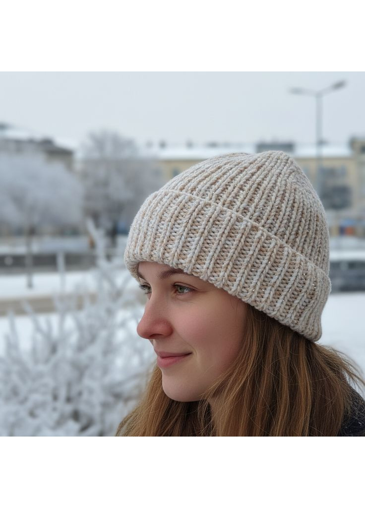 Жіноча шапка з відворотом, біло-бежевий мікс з люрексом, ручної роботи від, 50–58 см PRIGRIZ (369165092)