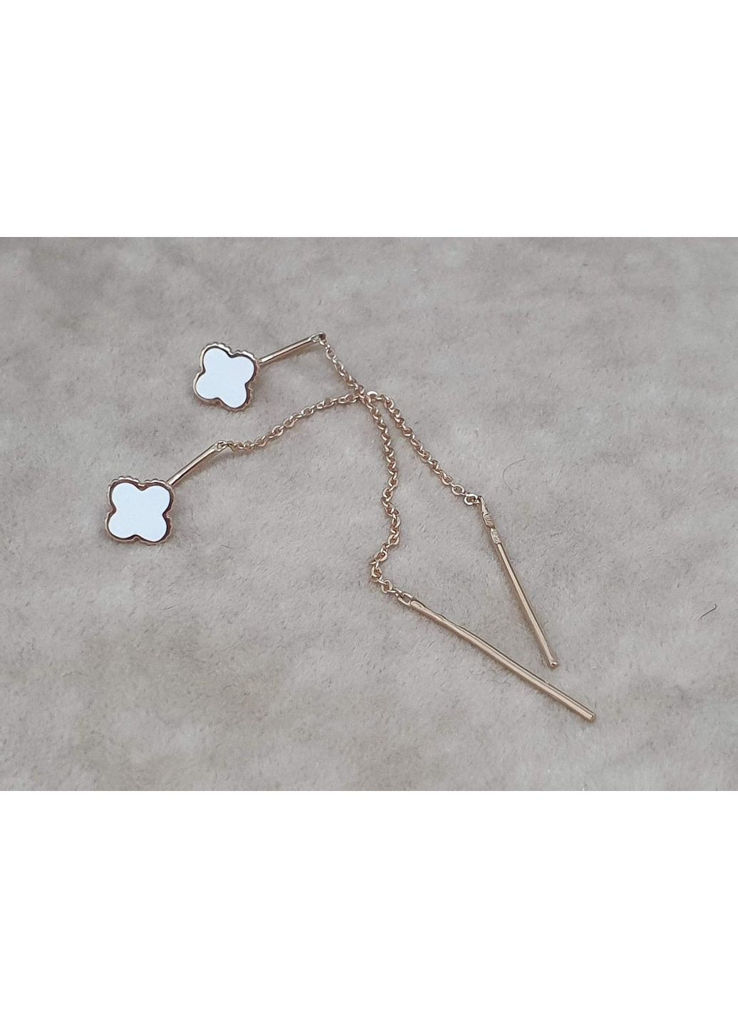 Золоті сережки-протягання Конюшина з емаллю. 400292Е БЕЛ Tango (356452551)