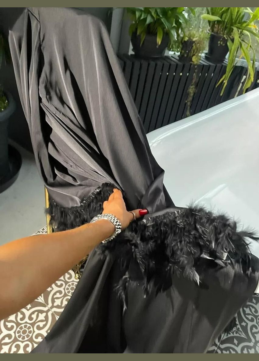 Жіночий атласний вишуканий довгий халат Казкова з об`ємним рукавом з пір'ям No Brand Халат довгий з пір`ям Fairytale (339603176)