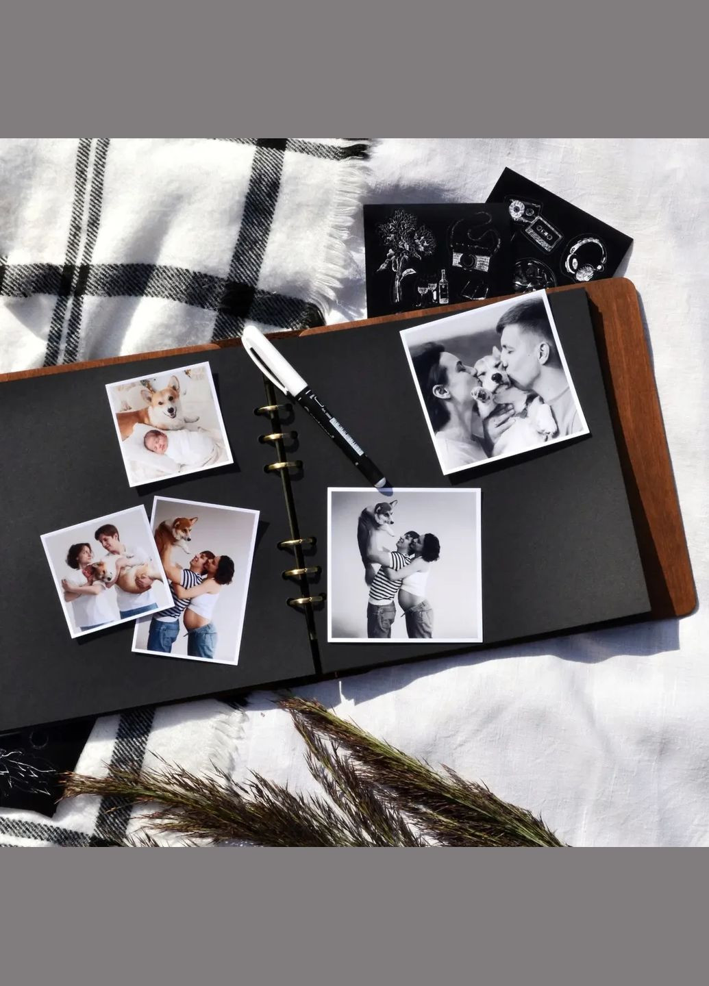 Крафтбук "Отпечаток" 23x23 со светлой обложкой и коричневыми страницами. Your Magnets (336954897)