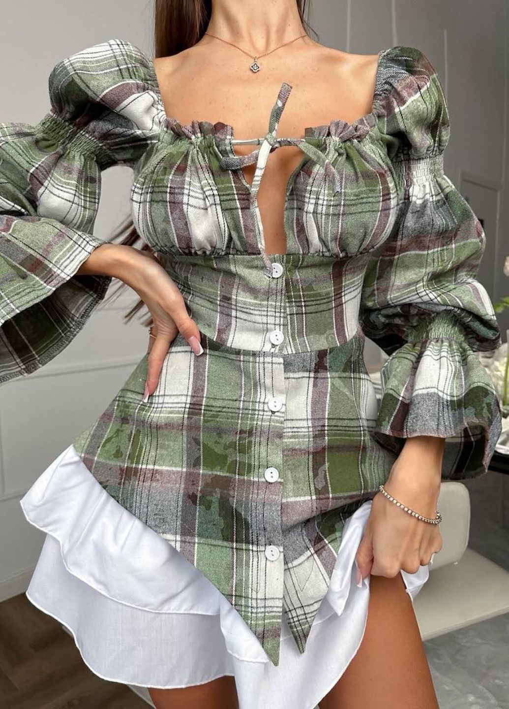 Зеленое кэжуал изысканное мини платье комбинация с верхом в клетку и двойной юбкой платье-комбинация Tik-Tak в клетку