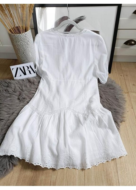 Білий коротка сукня з прорізною вишивкою Zara