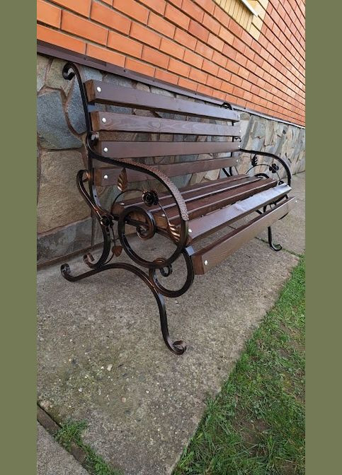 Лавка з кованими квітами зі спинкою та підлокітниками 130 см колір горіх No Brand (327321257)