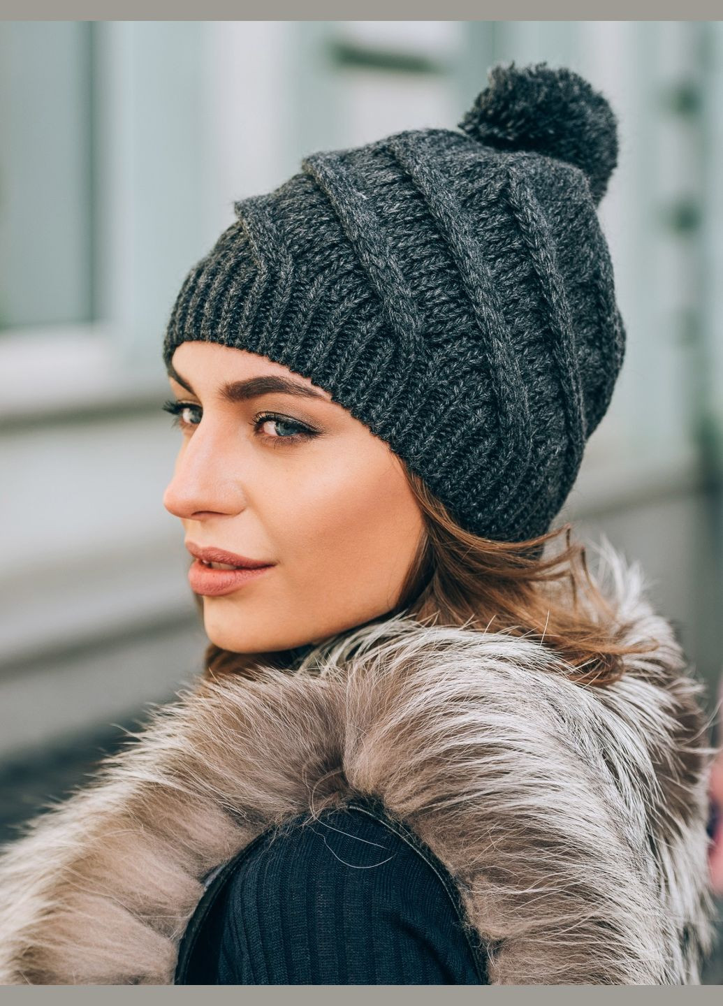 Шапка зимняя женская Теплая вязанная молодежная стильная модная графитовая с помпоном Olga Voichenko (304502948)