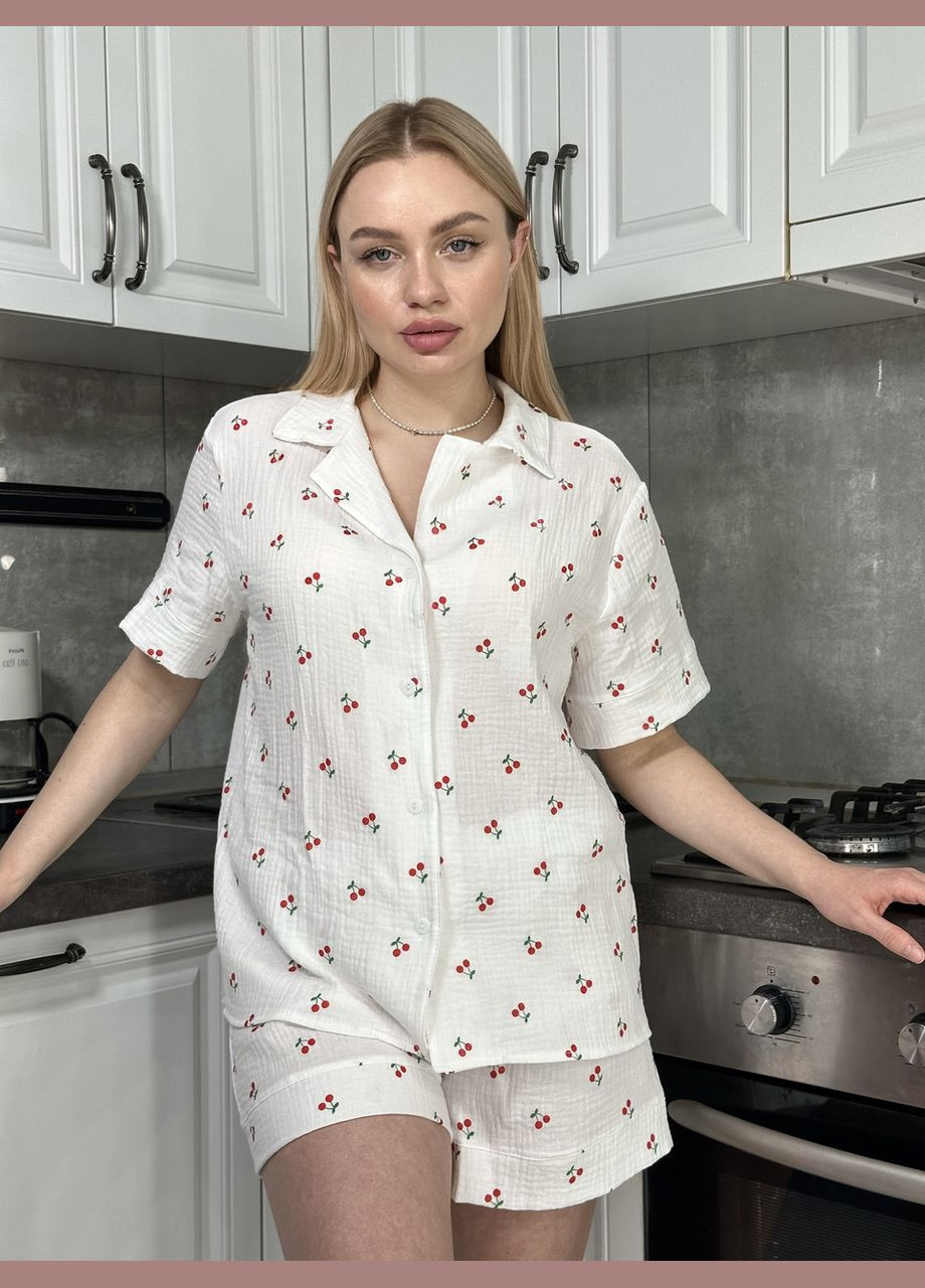 Белая всесезон пижама женская из муслина рубашка и шорты вишни Maybel