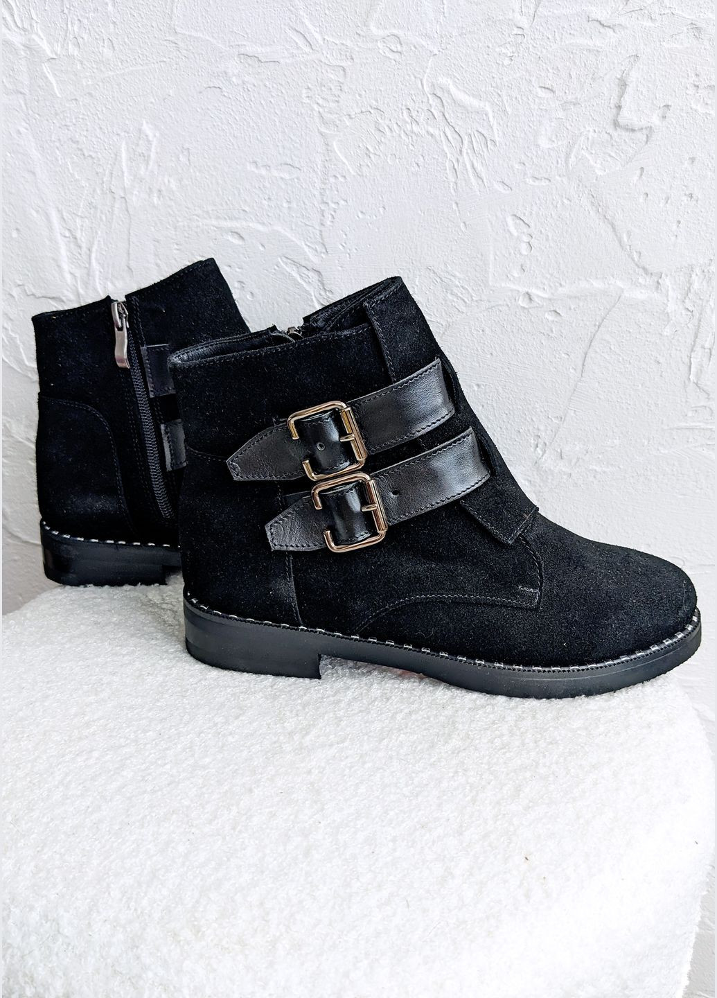 актуальные универсальные черные зимние ботинки из натуральной замши низкого хода INNOE с пряжкой из натуральной замши