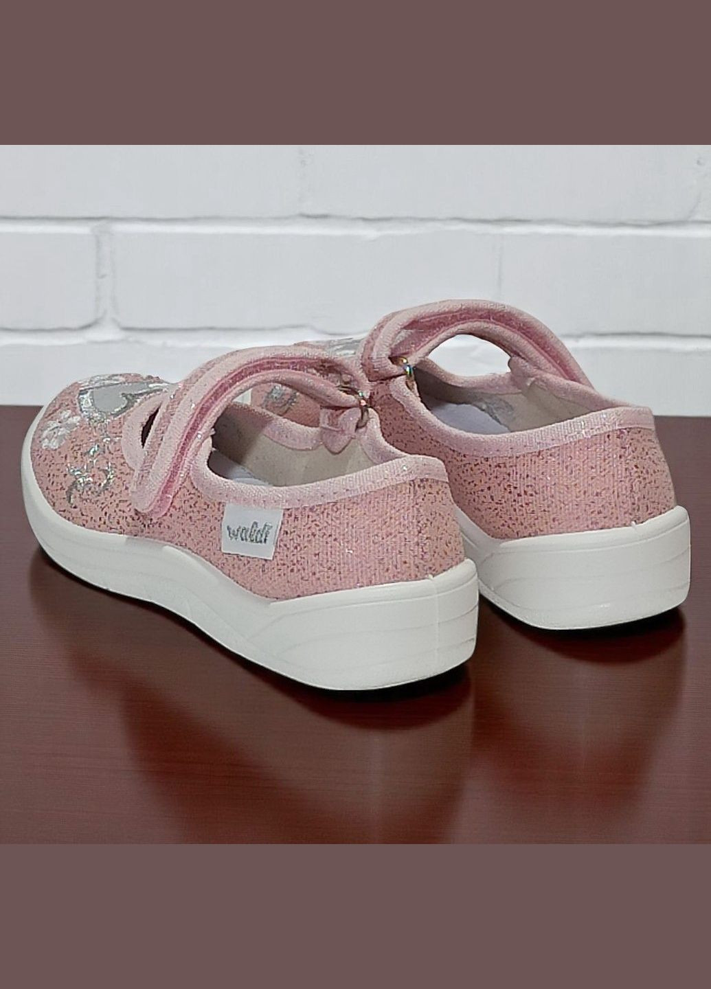 Светло-розовые ортопедические тапочки на липучке для девочки сменная обувь в садик валди Waldi с вышивкой, с цветами