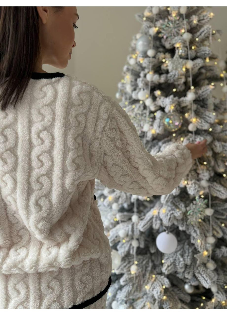 Біла флісова піжама кремова з чорним кантом тепла жіноча. домашній комплект кремового кольору флісовий із кофтою на ґудзиках. No Brand