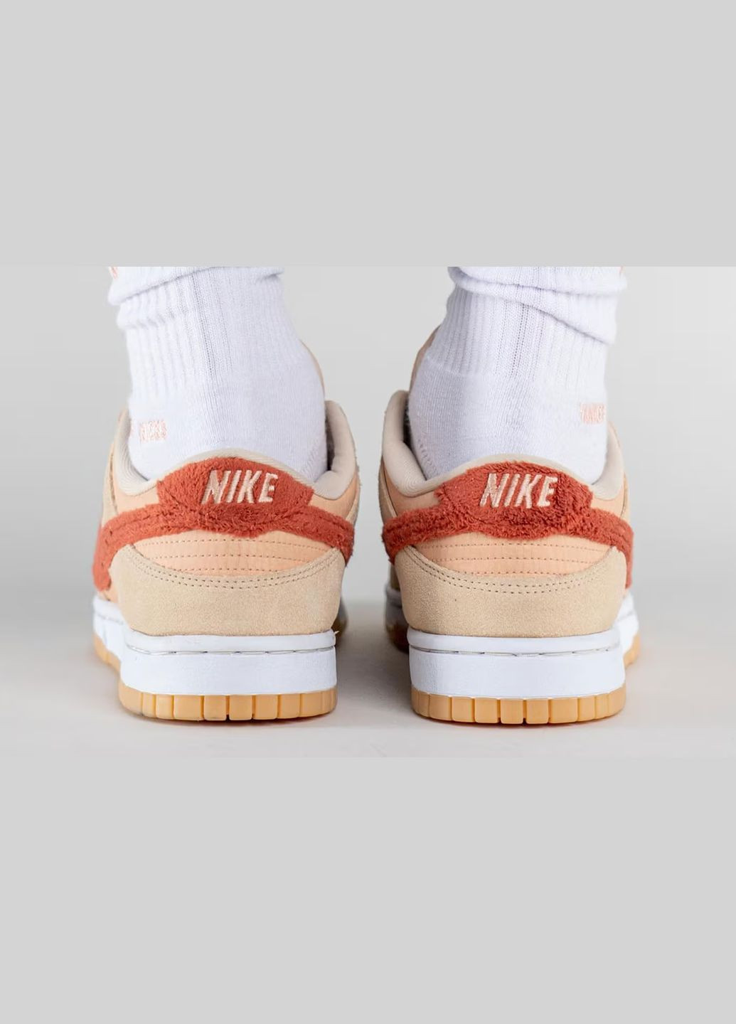 Пісочні всесезонні кросівки dunk low terry swoosh — dz4706-200 40 - 25.5 см Nike