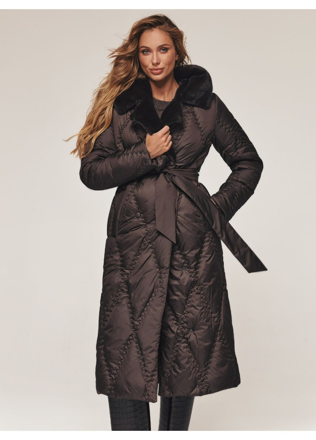 Коричнева зимня стьобана зимова куртка з капюшоном і широкими лацканами коричнева Dressa