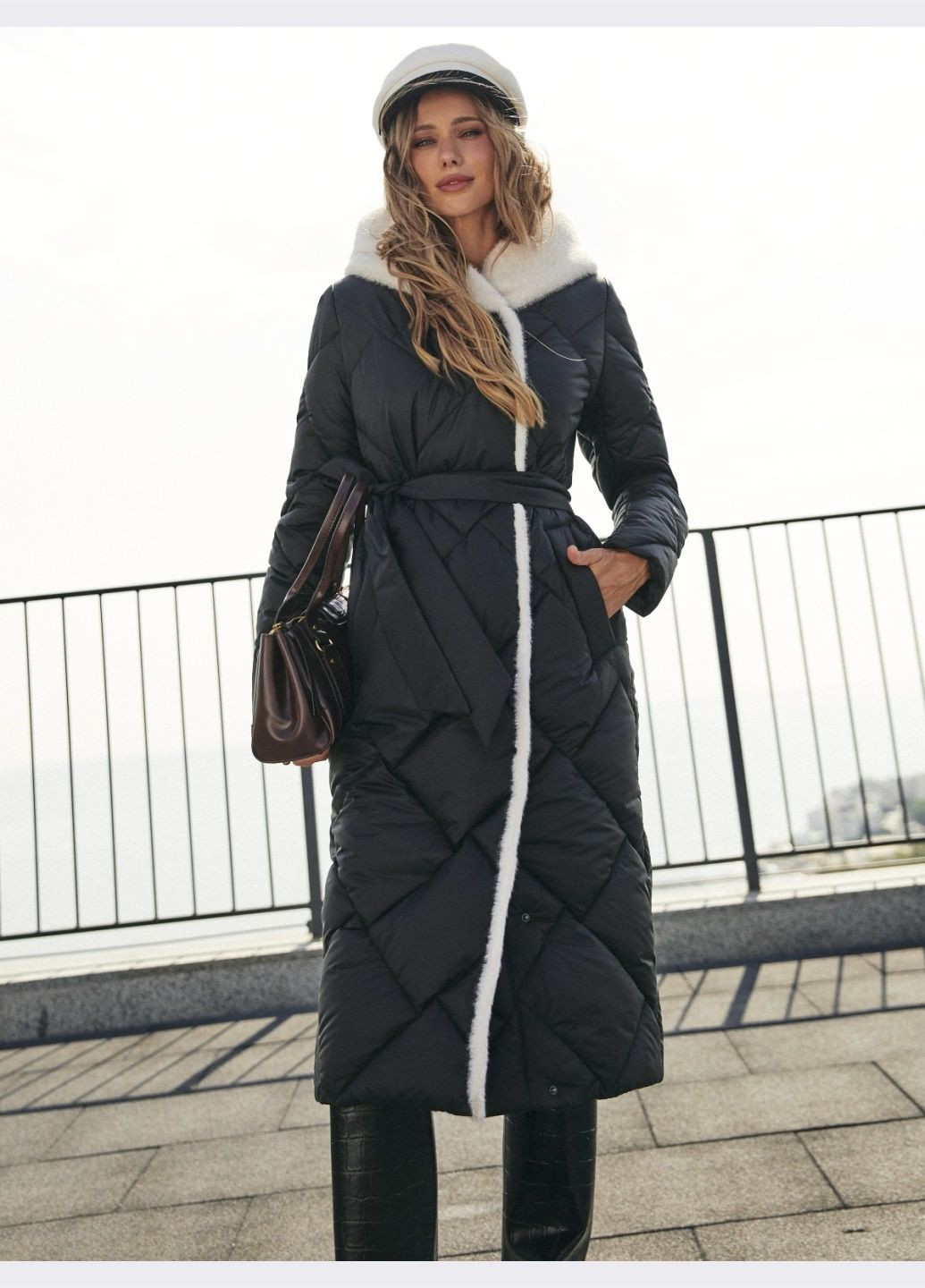 Чорна зимня довга зимова куртка з поясом чорна Dressa