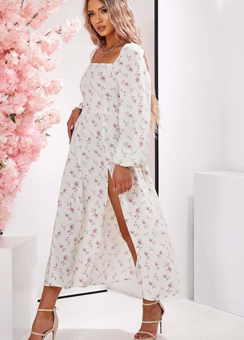 Светло-розовое повседневный платье-миди с открытой спинкой на шнуровке с открытыми плечами Україна с цветочным принтом