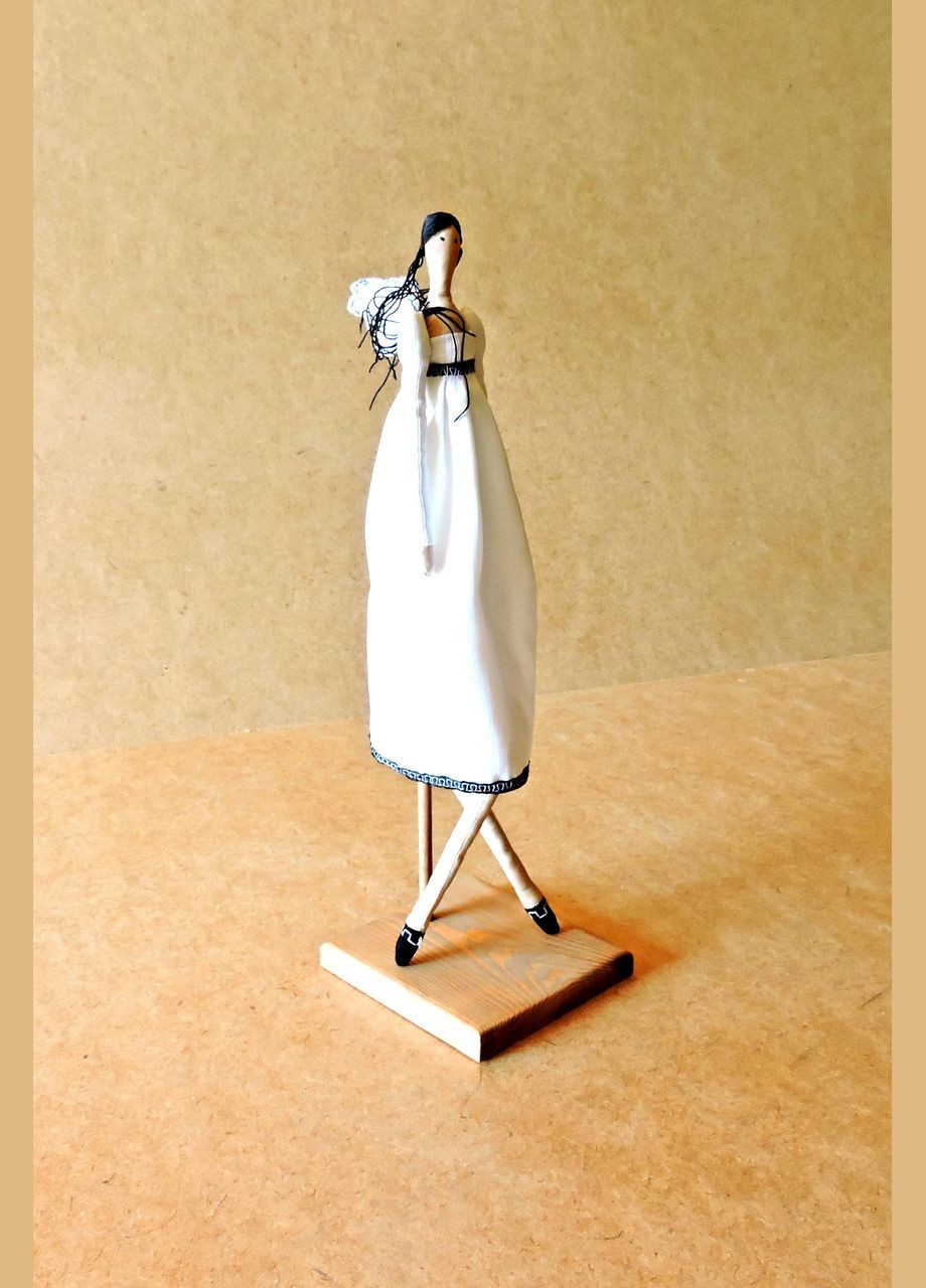 Підставка для ляльок з дерева Морбідо 13х13 капучино (КУК-130209) No Brand (328909082)