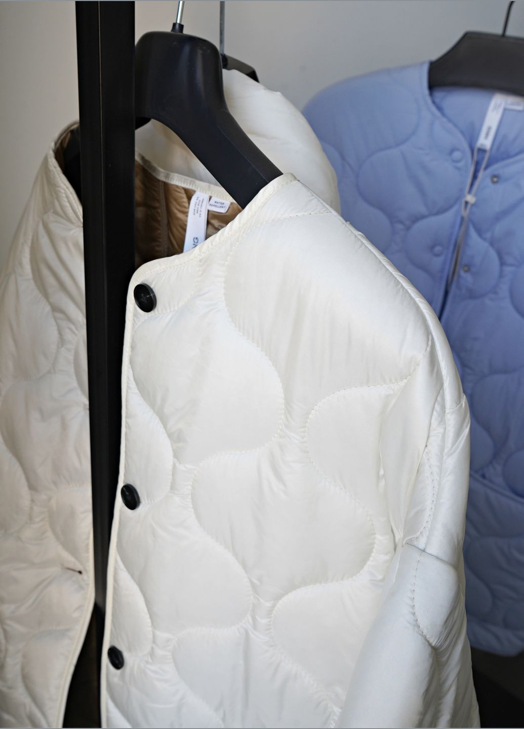 Белая демисезонная стеганый анорак Mango