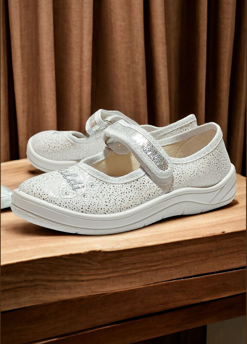 Белые детские ортопедические тапочки на липучке для девочки в садик на сменку валди Waldi со стразами, с вышивкой