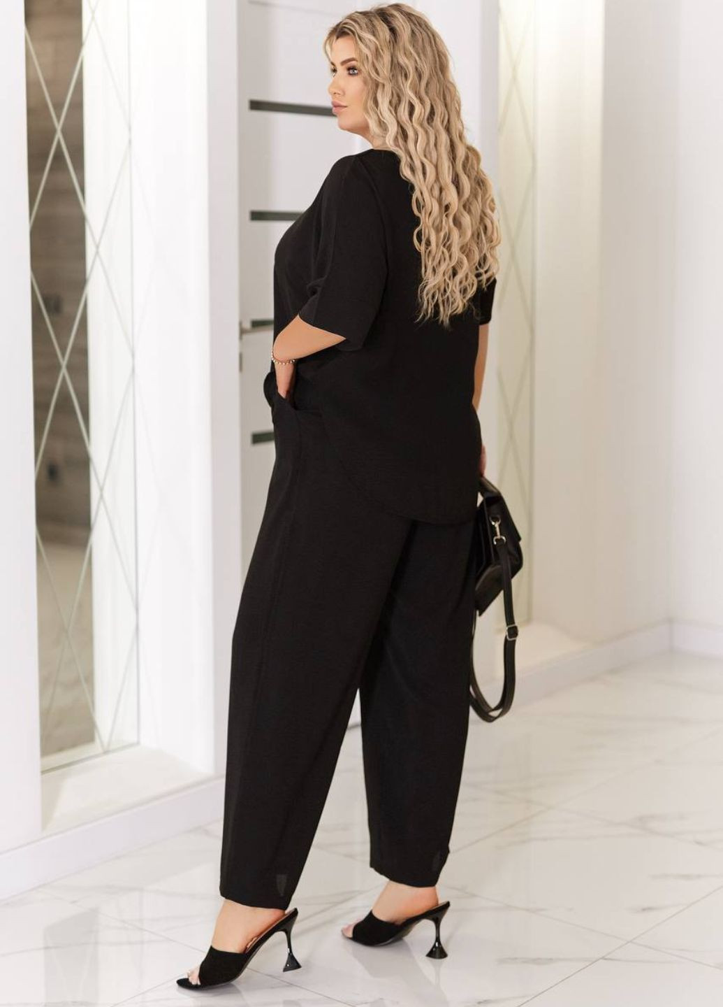 Базовый повседневный легкий свободный летний костюм двойка с украшением: удлиненная футболка позади + прямые брюки Україна (331783447)