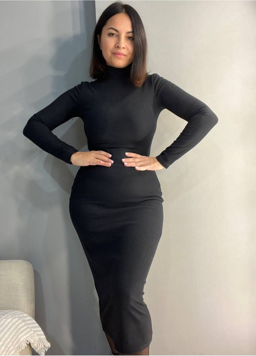 Черное платье женское 6542 силуэтное велюр воротник стойка черное Azuri