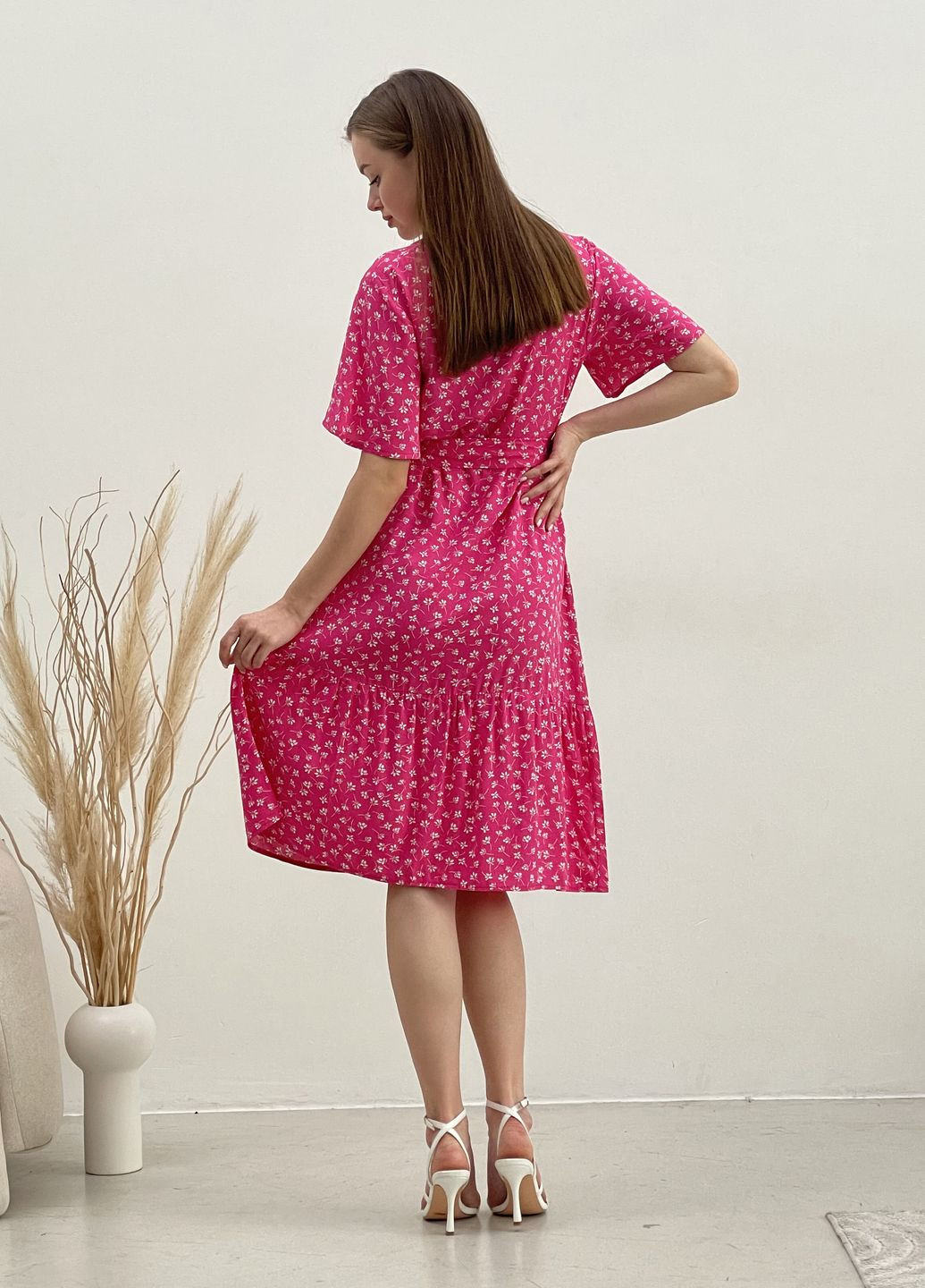 Розовое коктейльное, пляжное, повседневный, кэжуал, вечернее летнее платье с пояском ниже колен в цветочек клеш Merlini с цветочным принтом