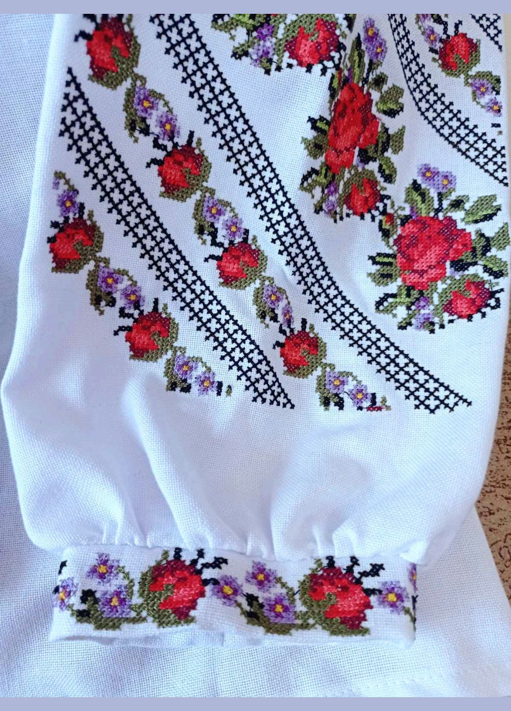 Яскраво-червона вишиванка жіноча "трояндовий розмай" на білому натуральному домотканому полотні Прикарпатські Вишиванки візерунок квітковий пряма бавовна (328265372)