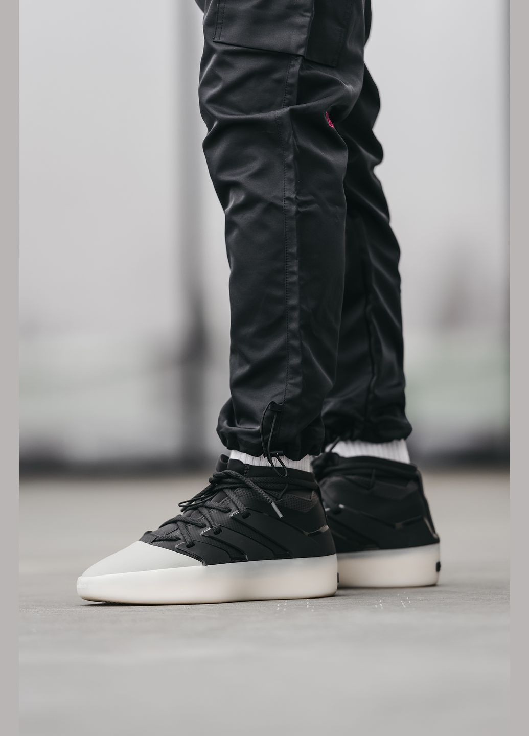 Черно-белые демисезонные кроссовки мужские adidas fear of god black white | адидас фир оф гад черно-белые No Brand