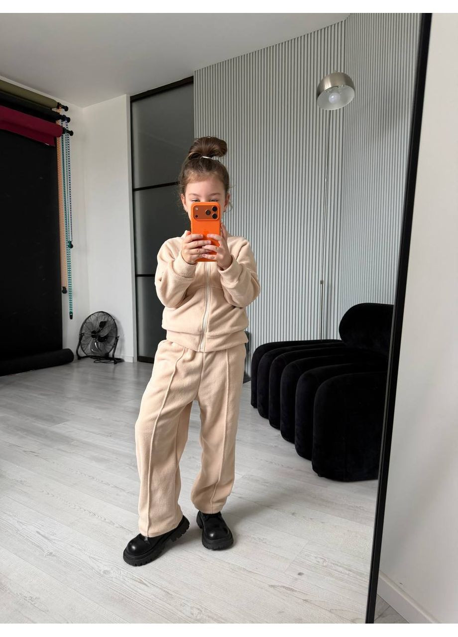 Бежевый демисезонный флисовый костюм с брюками и свитером. брючный Adelante