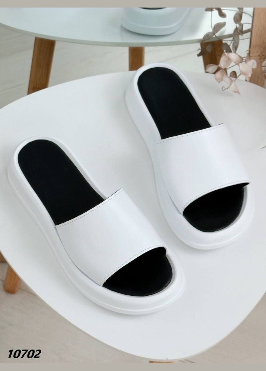 Черно-белые шльопки Vakko