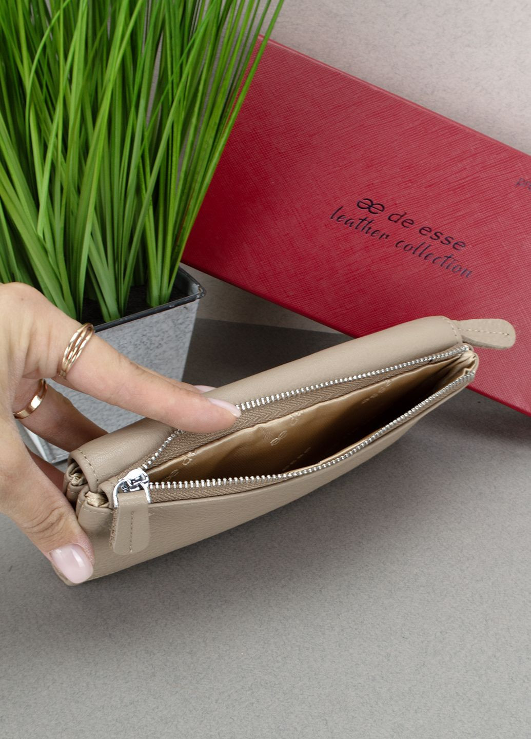 Кошелек женский кожаный LC68900-98 на магните бежевый De Esse (305419171)
