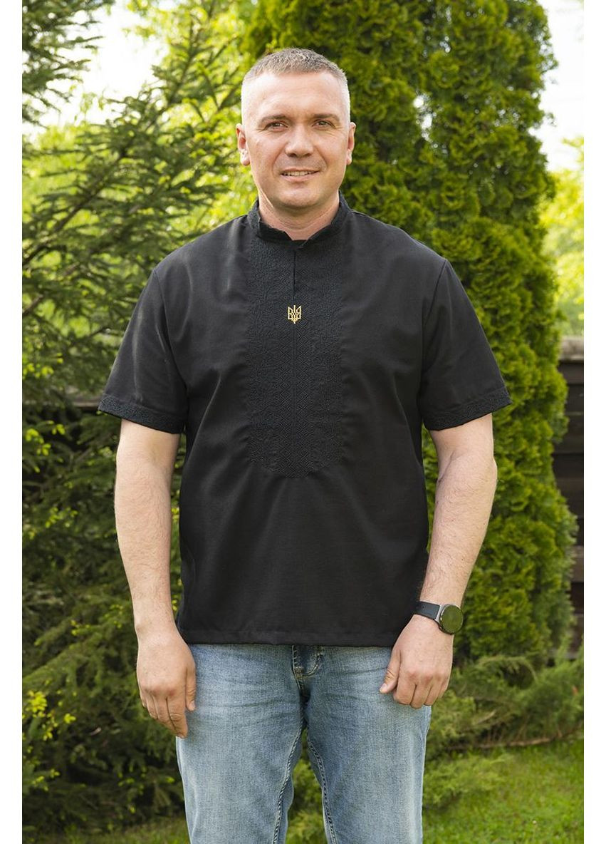 Чорна чоловіча чорна вишиванка з коротким рукавом і чорною вишивкою та тризубом на планці розміри s - 5xl, l льон (300568976)