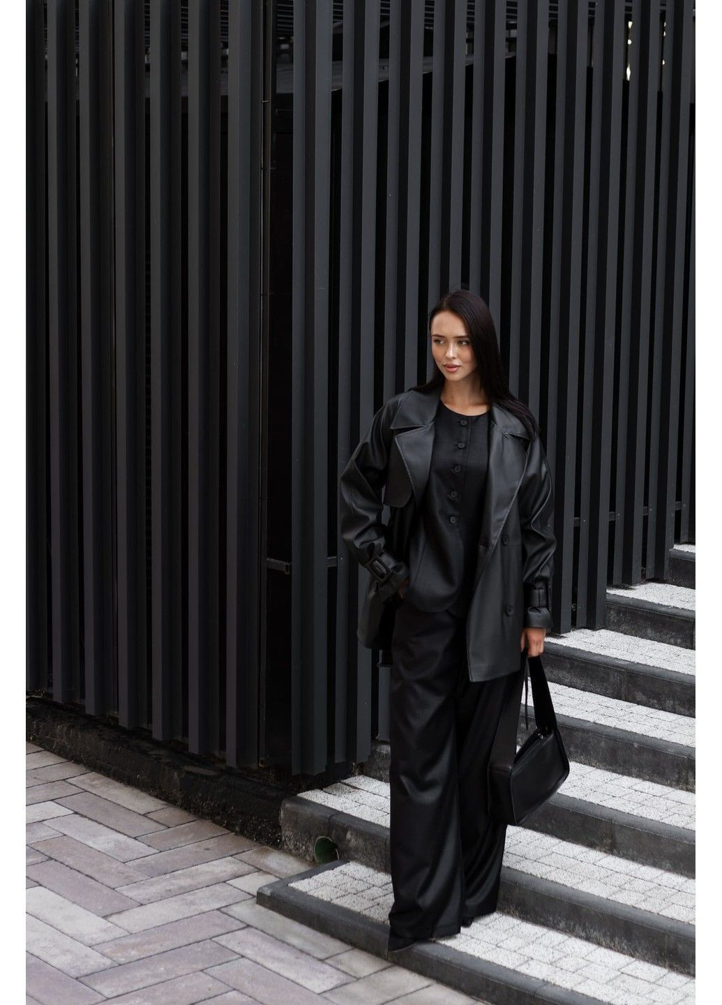 Чорна демісезонна тренч шкіряний укорочений чорний Bessa