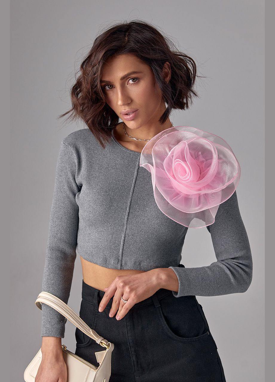 Сірий демісезонний укорочений джемпер у рубчик з об'ємною квіткою Lurex