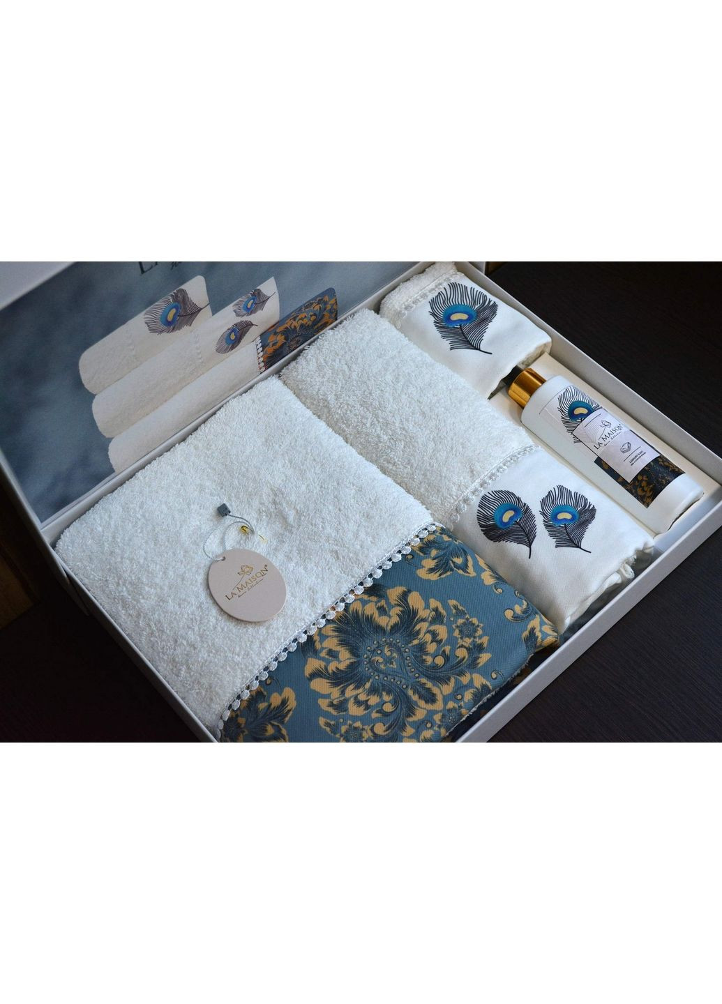 Подарочный комплект полотенец с духами La Maison комбинированный