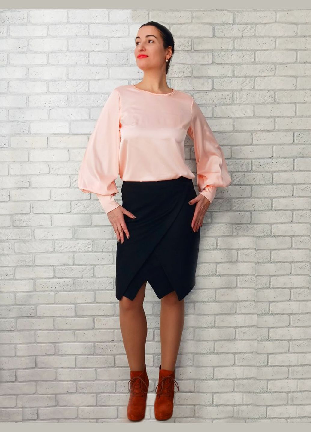 Персиковая женская классическая блуза шелковая однотонная базовая, с длинным рукавом цвет персиковый No Brand