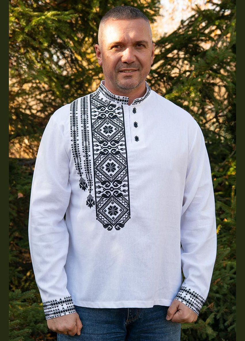 Белая мужская льняная вышиванка с ассиметричной вышивкой – стиль и традиции в одном образе узор орнамент приталенная, свободная, прямой лен (321967592)