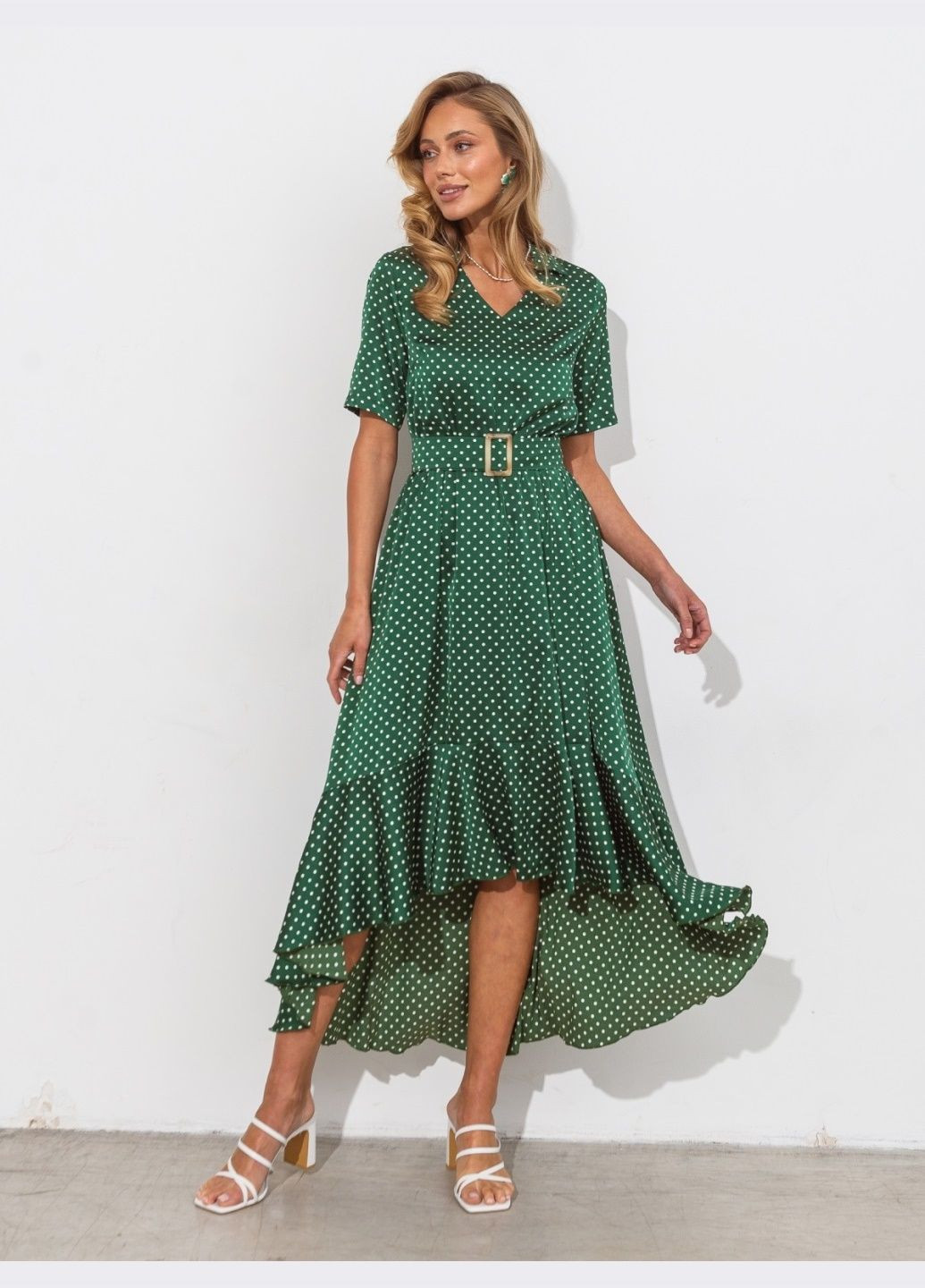 Зеленое зелёное в горошек платье с удлинённой спинкой и поясом Dressa