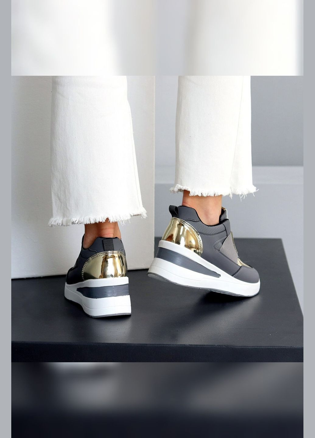 Женские серые кроссовки сникерсы на танкетке с золотистыми вставками Viki Снікерси тёмно-серые лето (325215267)