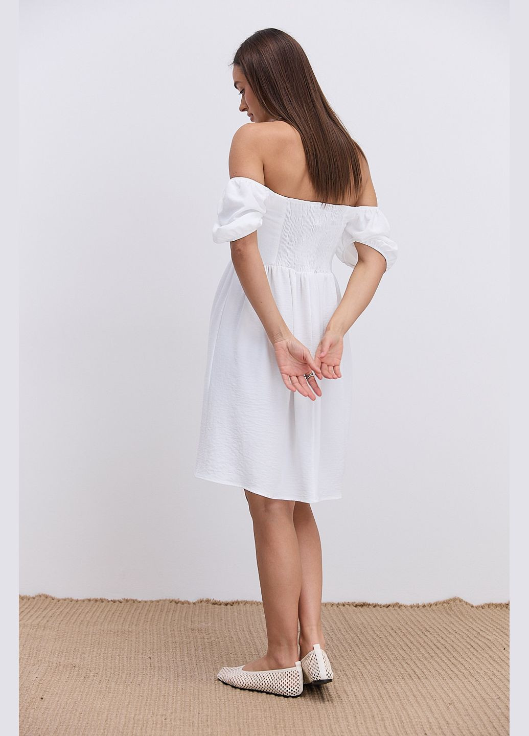 Молочна коротка літня сукня кольору хакі з відкритими плечима Arjen