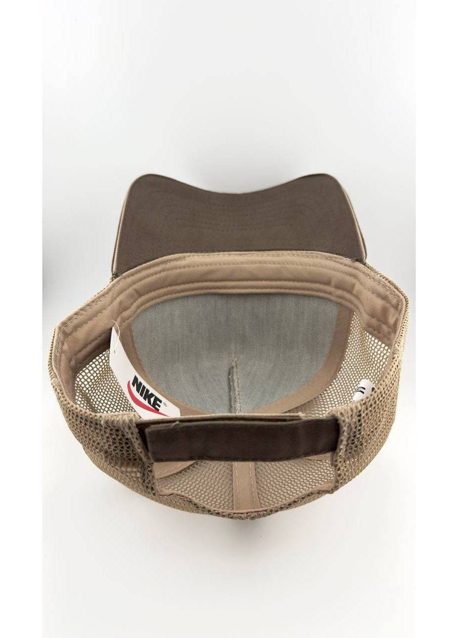 Бейсболка тракер бежевого цвета с сеткой M/57-58 Nike (350886982)